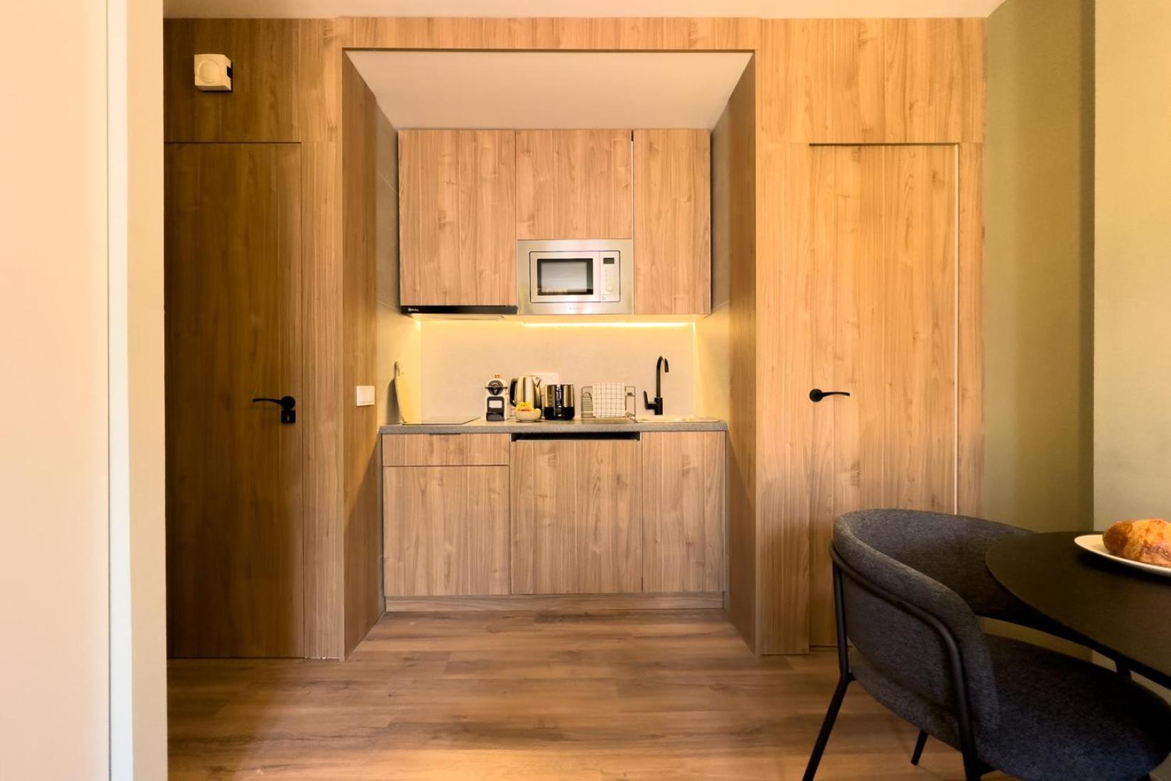 Oasis Suites Downtown Барселона Екстериор снимка
